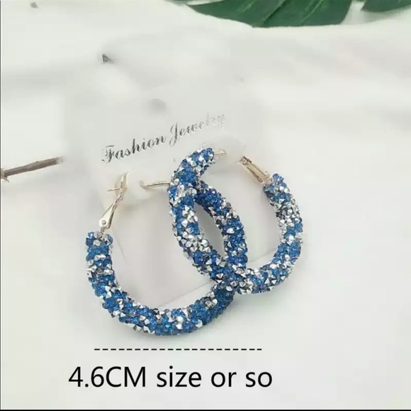 Jewelry - 💙Gorgeous Blue & White Earrings 💙